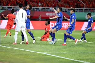 国足被秒扳平……新加坡头球顶入空门，国足暂1-1